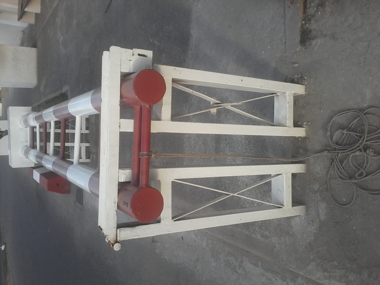 Heavy-Duty Manual Boom Barrier Gate – Red & White Striped Dual-Tube Design