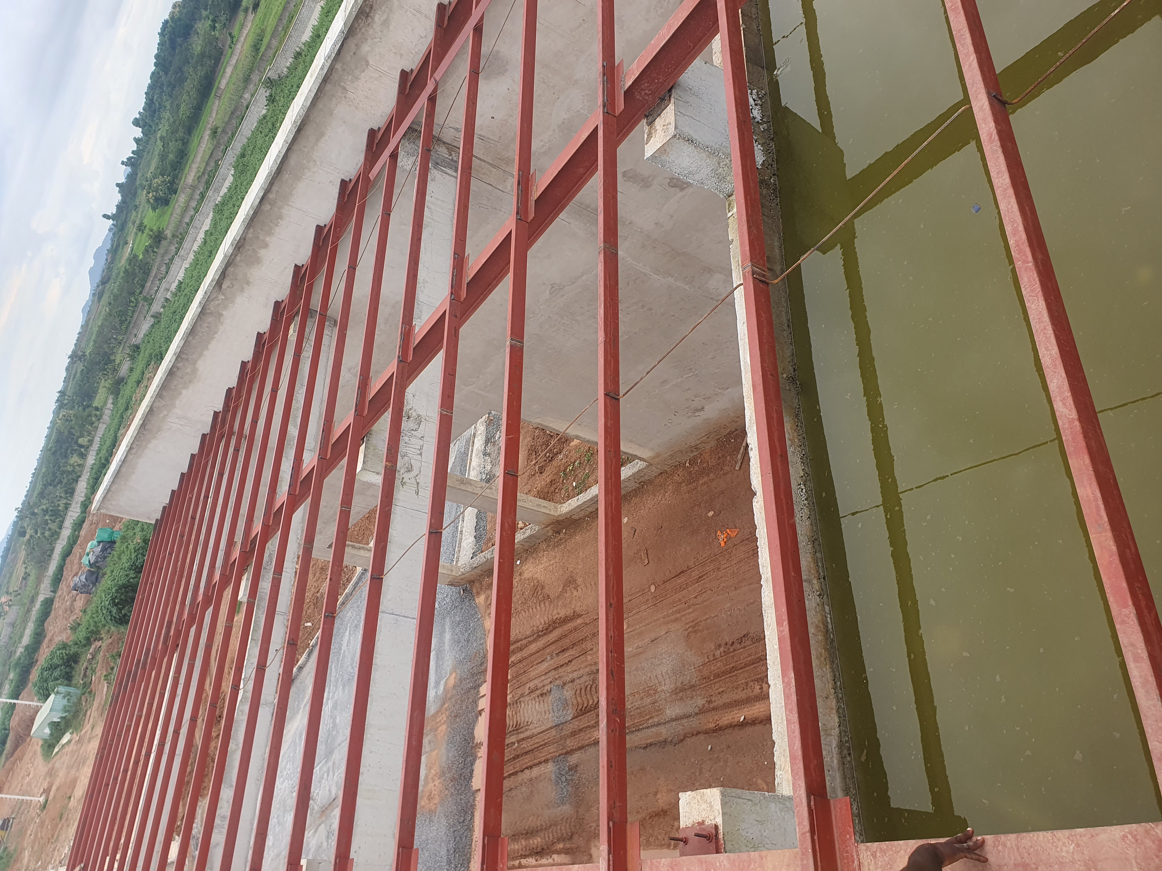 Heavy-Duty Red Steel Roof Truss System for Industrial Building – Precision Structural Framework