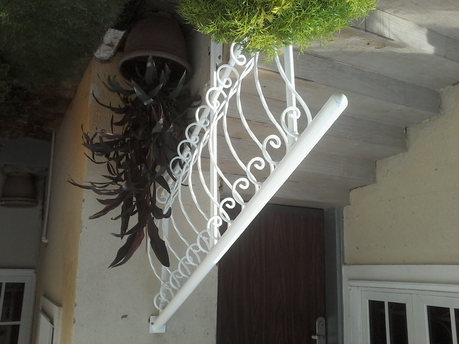 Ornamental Scroll Handrail for Entry Steps – White Powder-Coated Flowing Loop Design