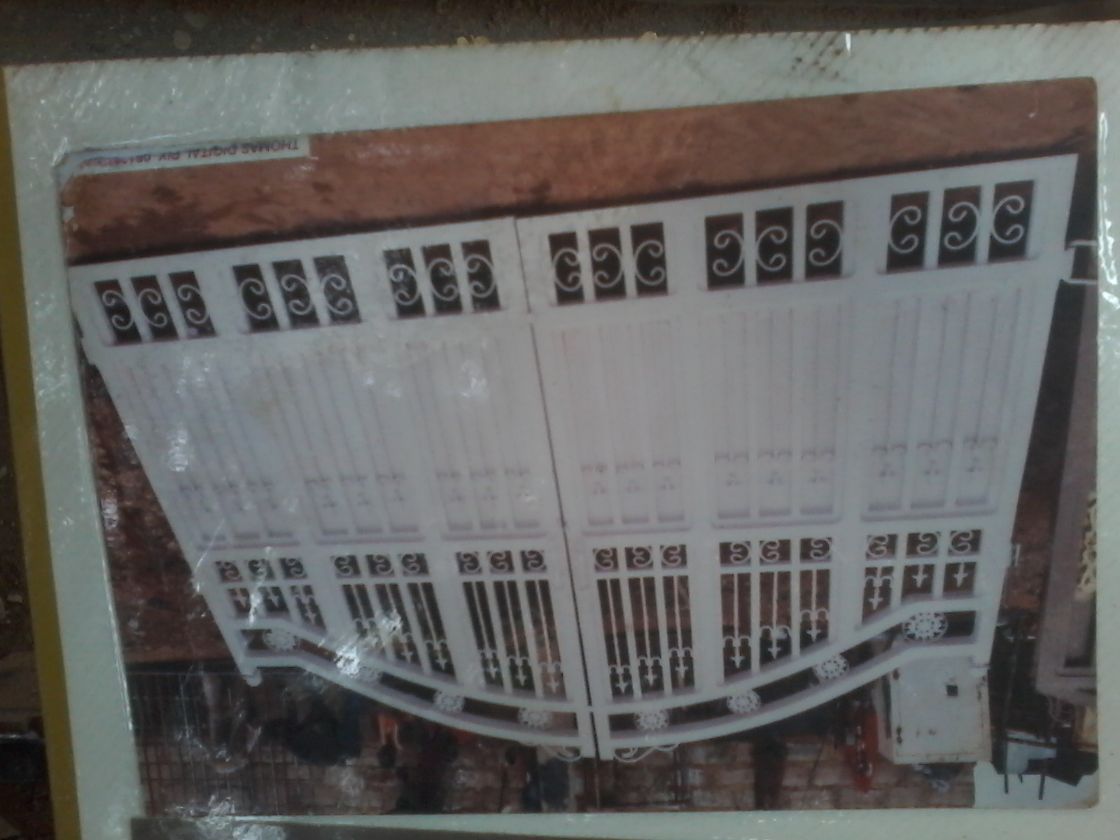 Ornate Arched Double-Leaf Compound Gate – White Powder-Coated Scroll & Spear Design